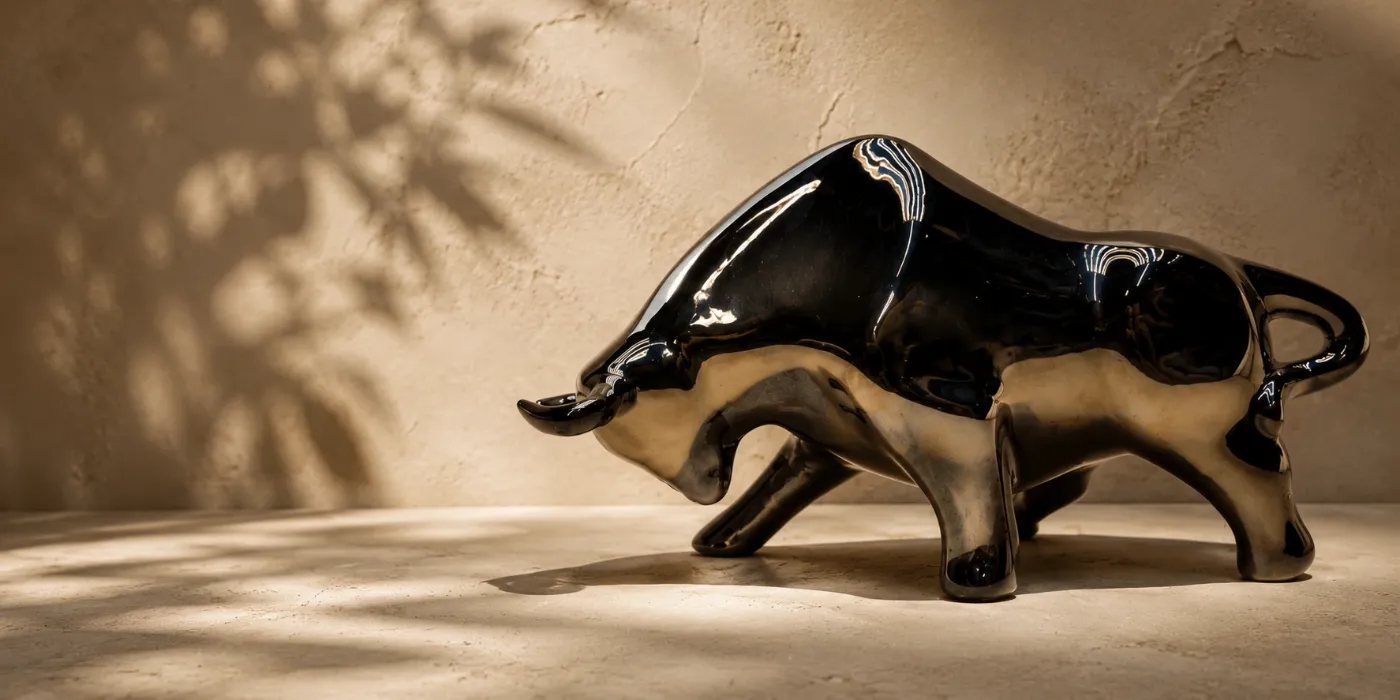 Escultura de toro de cerámica