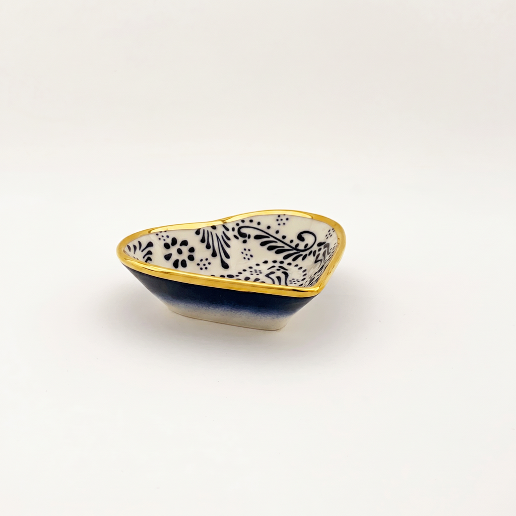 Place_the_ceramic_piece_on_a_c_Nano_Banana_2_75265.png