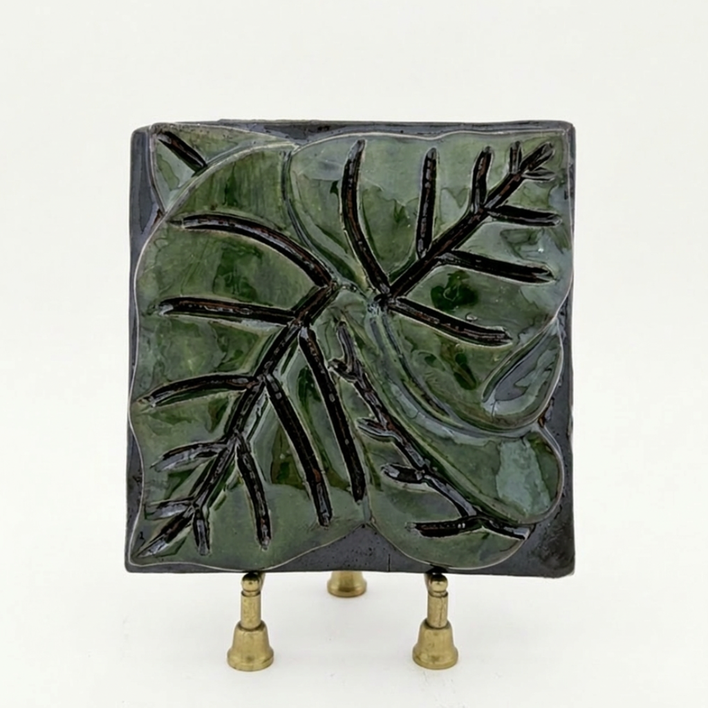 Azulejo Monstera en Relieve – Cerámica Artesanal Verde | 15 × 15 cm