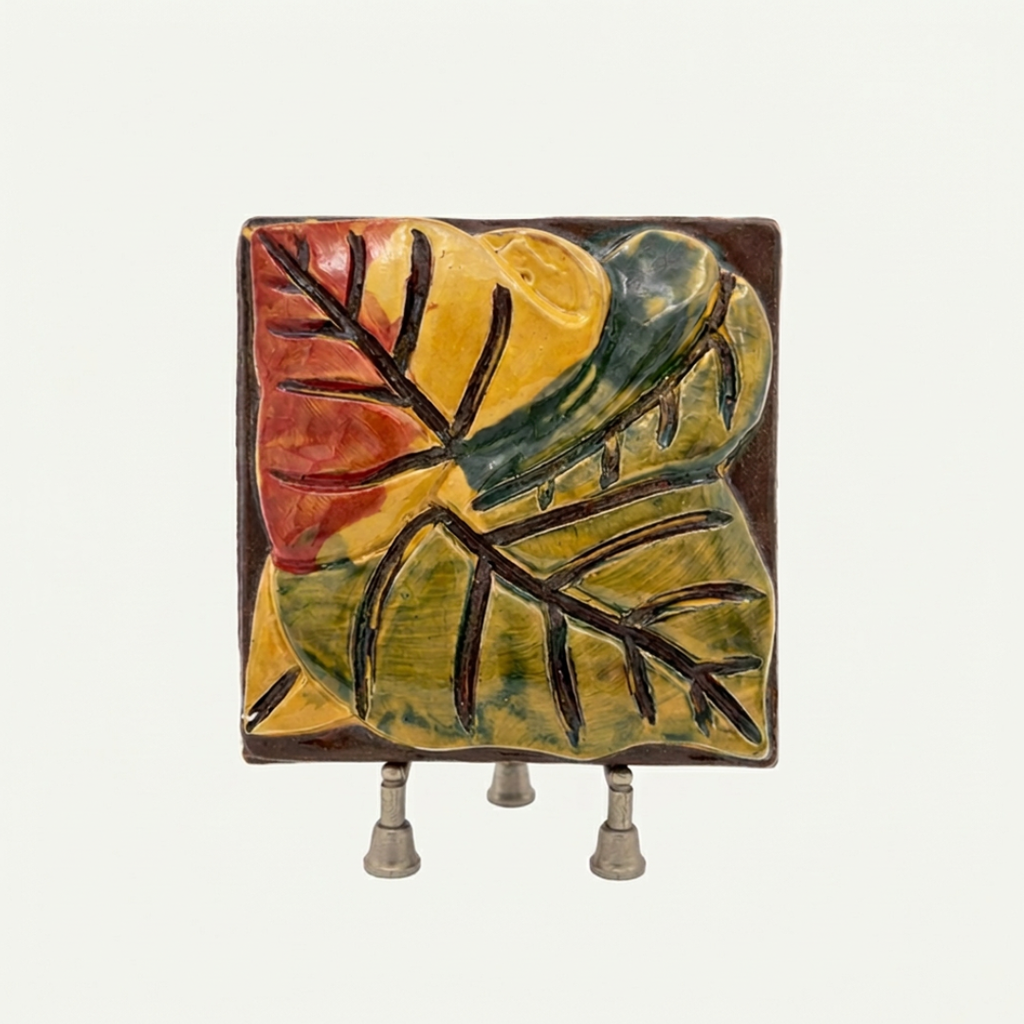 [21332] Azulejo Hoja Otoñal en Relieve – Cerámica Artesanal | 15 × 15 cm