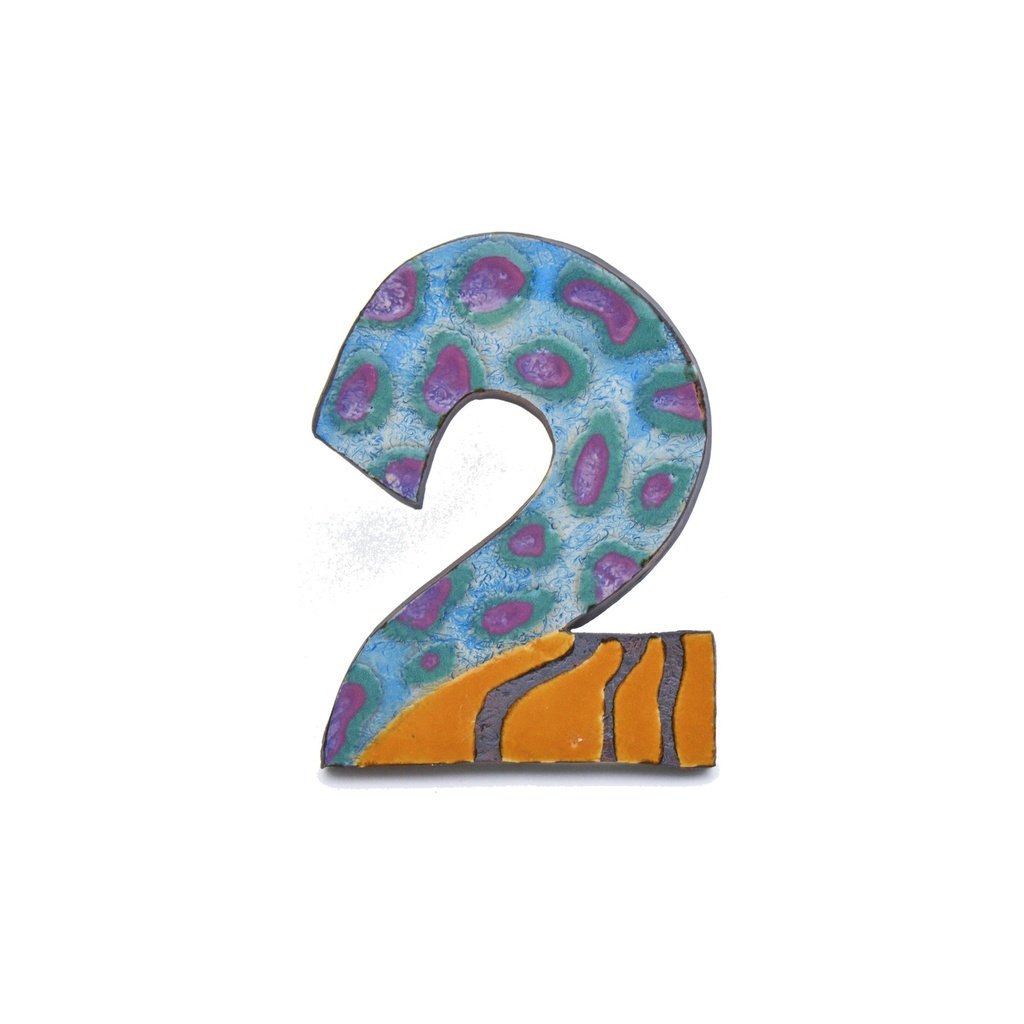 [08034] Numéro maison. Numéro "2" décorative de céramique faite et peinte à la main avec décoration Foc-Art multicolore. 16 cm x 12 cm x 1,5 cm