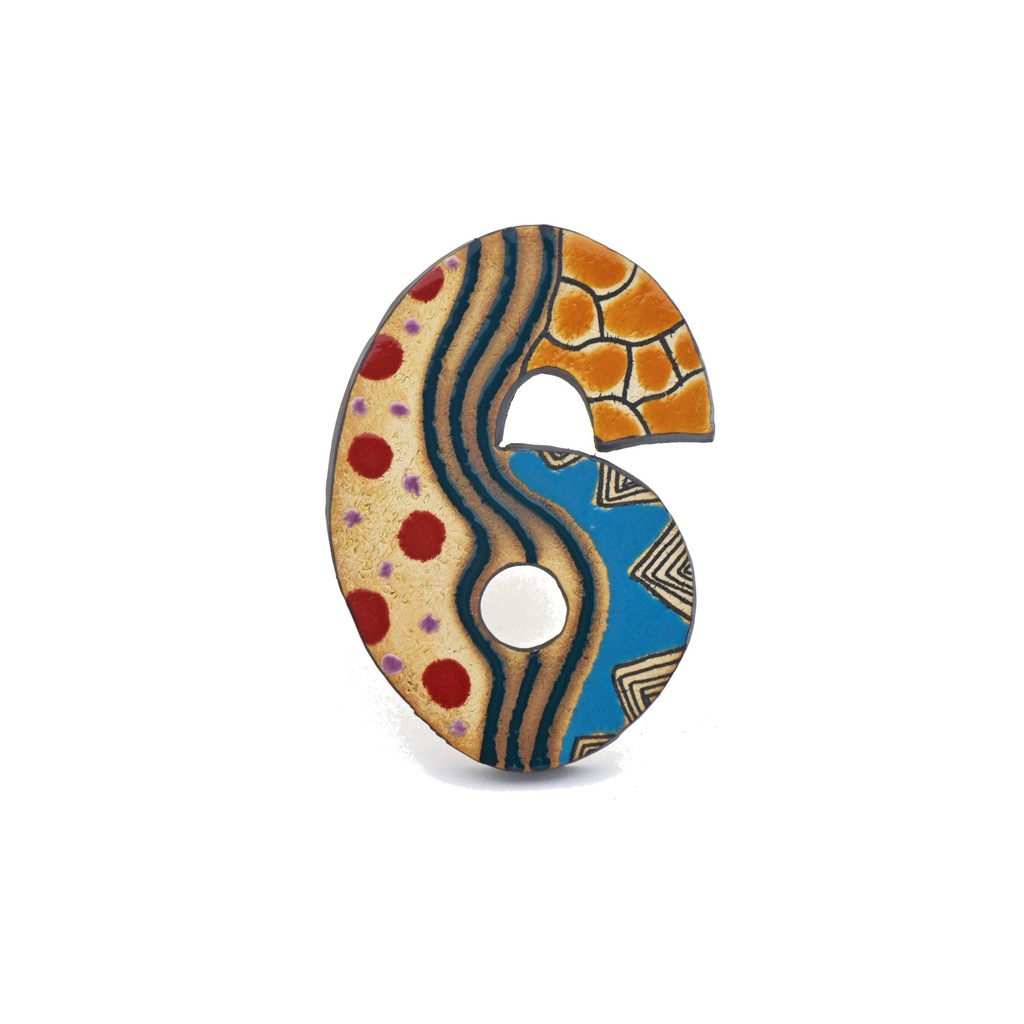 [13452] Numero civico casa. Numero "6" decorativo di ceramica fatto e dipinto a mano nella decorazione Foc-Art multicolore. 16 cm x 11 cm x 1,5 cm